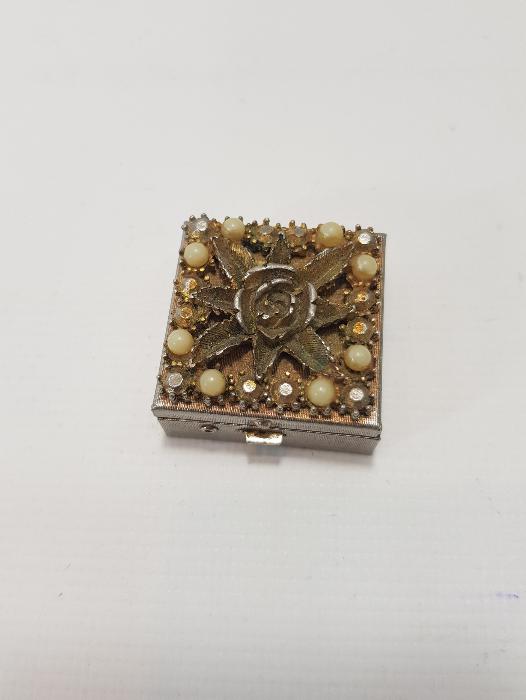 ÜZERİ KABARTMA ÇİÇEK DESENLERİYLE SÜSLÜ ENFİYE KUTUSU 