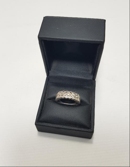 ZİRKON TAŞLARLA SÜSLÜ GÜMÜŞ ALYANS YÜZÜK 