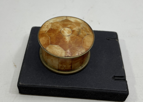 ÜZERİ KEMİK İŞLEMELİ NADİR FORMDA ÖZEL YAPIM ENFİYE KUTUSU