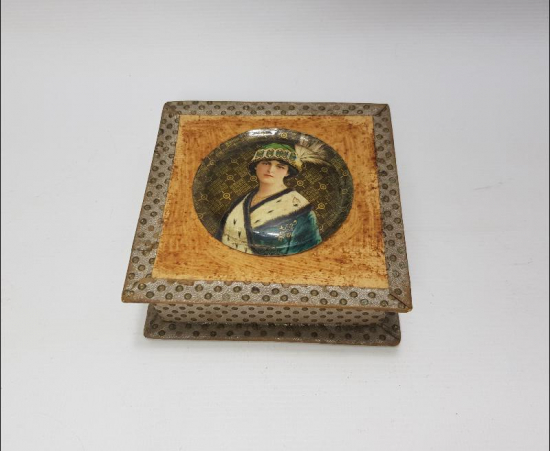 1900'LERDEN KRALİÇE RESİMLİ MUKAVVA KUTU