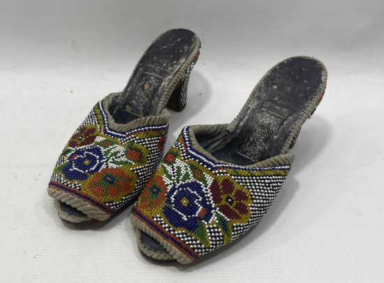 OSMANLI DÖNEMİ ÜZERİ OSMANLICA YAZILI VE OPAL BONCUKLU GELİN TERLİĞİ