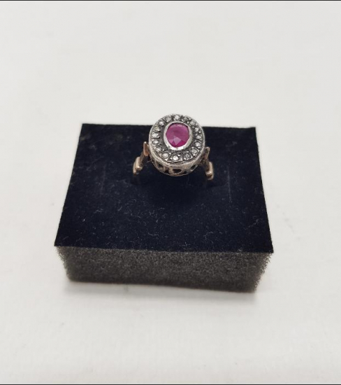 ORTASI BÜYÜK YAKUT TAŞLI ELMAS YÜZÜK