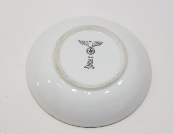 2. DÜNYA SAVAŞI DÖNEMİ 1938 TARİHLİ GAMALI HAÇ DAMGALI ALMAN ASKERİ PORSELEN TABAK
