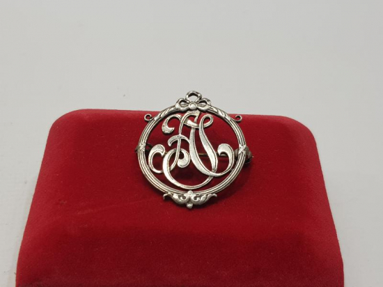 ART NOUVEAU STİLDE AJ YAZILI ROZET / BROŞ 