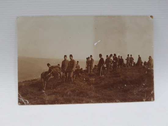 1. DÜNYA SAVAŞI OSMANLI SUBAY VE ASKERLERİ SİPER KAZARKEN ORJİNAL FOTOĞRAF