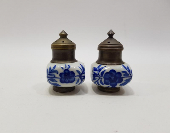 BİR ÇİFT ANTİKA PORSELEN BAHARATLIK 