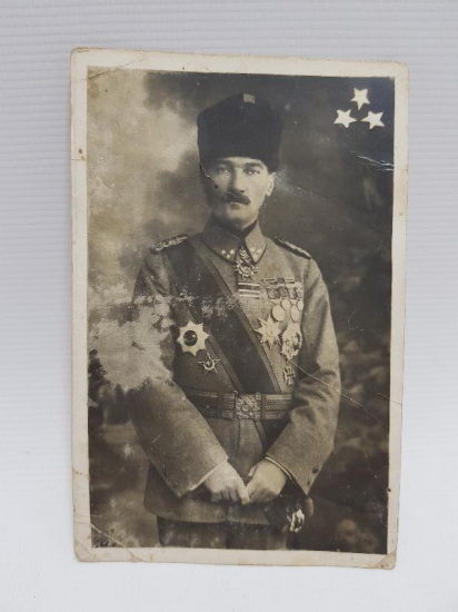 KALPAK VE MADALYALI ÜNİFORMASIYLA GENÇ OSMANLI SUBAYI GAZİ MUSTAFA KEMAL PAŞA 