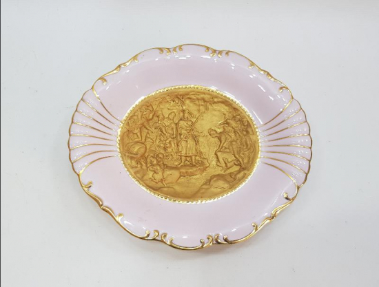 ANTİKA KABARTMA RESİMLİ ALTIN YALDIZLI PORSELEN TABAK