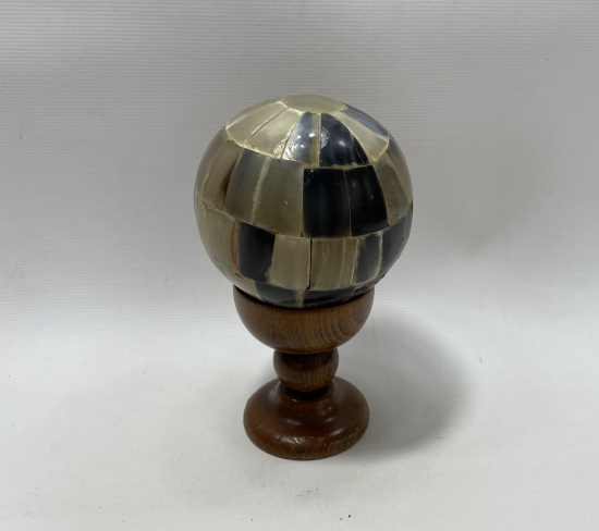 AHŞAP KAİDELİ BOYNUZDAN MAMUL DÜNYA FORMUNDA OSMANLI MASA ÜSTÜ OBJESİ 