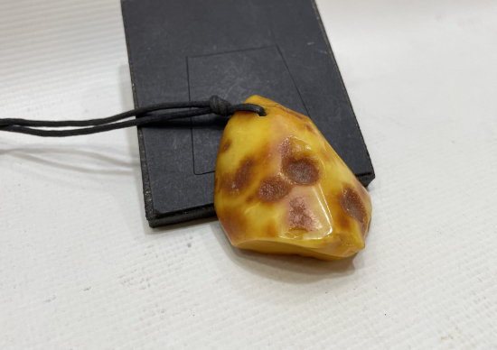 DOĞAL KEHRİBARDAN YAPILMIŞ KOLYE - KAYA DAMLA KÜTLE KOLYE