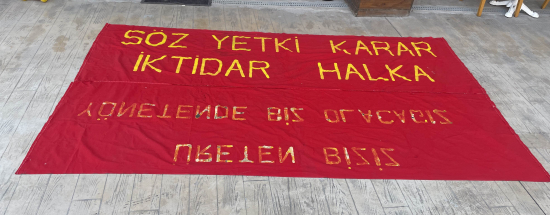 SİYASET TARİHİ - 1970 LERDEN DEV BOYDA KUMAŞ ÜZERİ EL YAZMASI SİYASİ AFİŞ