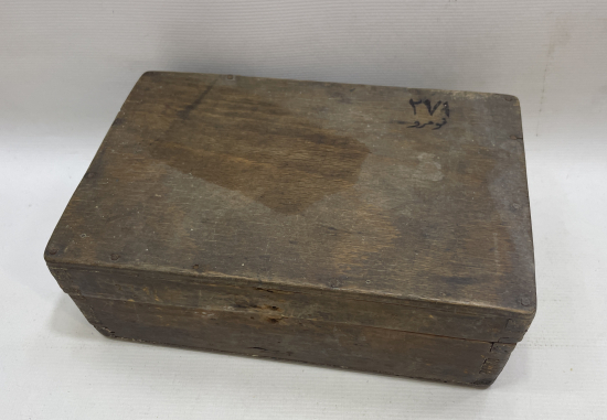 ÜZERİ OSMANLICA YAZILI AHŞAP SEYYAR BOYACI KUTUSU