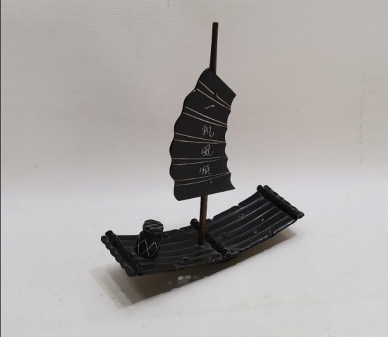 UZAKDOĞU İŞİ YELKENLİ FORMLU BOYNUZ MASA ÜSTÜ OBJESİ 