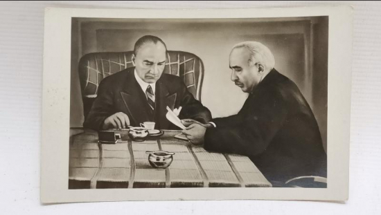 ATATÜRK VE İSMET İNÖNÜ MASADA KAHVE İÇERKEN FOTOĞRAF