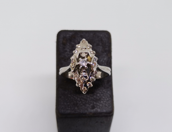 MEKİK FORMUNDA YAPILMIŞ PIRLANTA TAŞLI ANTİKA YÜZÜK