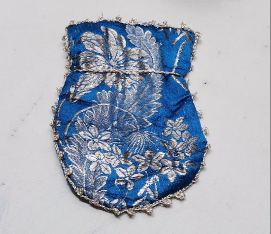 OSMANLI DÖNEMİ MAVİ RENKLİ GÜMÜŞ SIRMA İŞLEMELİ İPEK ELMASİYE PARA KESESİ