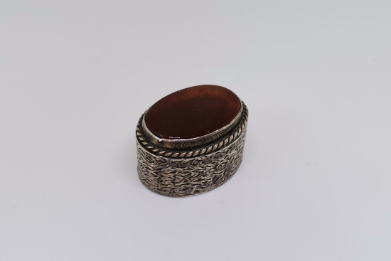 ÜZERİ AYETLİ AKİK TAŞLI GÜMÜŞ KUTU