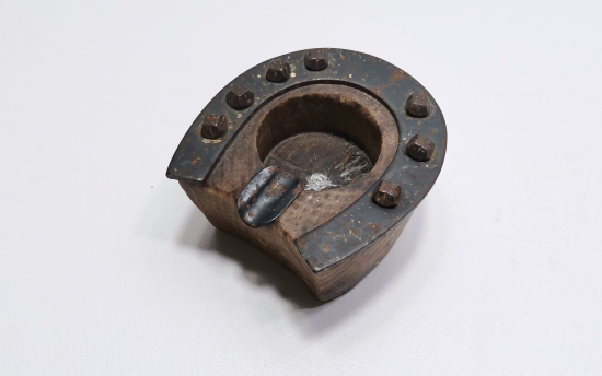 NALLI AT AYAĞI FORMUNDA YAPILMIŞ ANTİKA KÜLLÜK