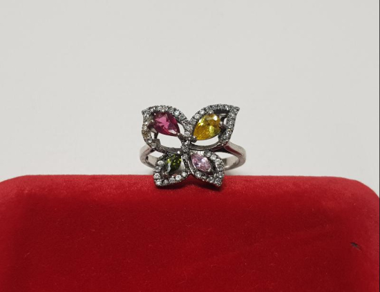 RENKLİ TAŞLARLA SÜSLÜ GÜMÜŞ YÜZÜK