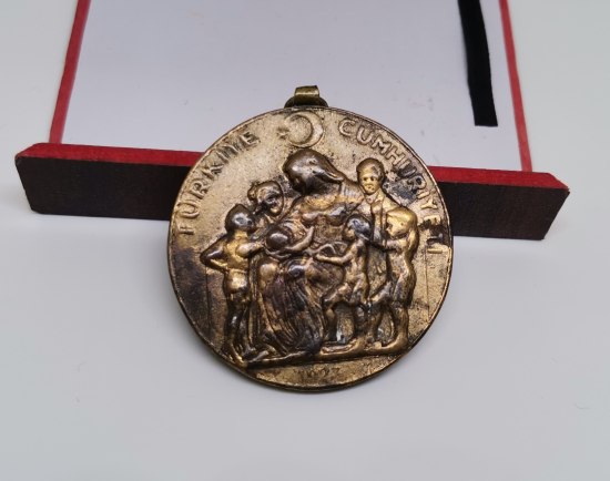 CUMHURİYET BAŞLARI NADİR ANNELİK MADALYASI