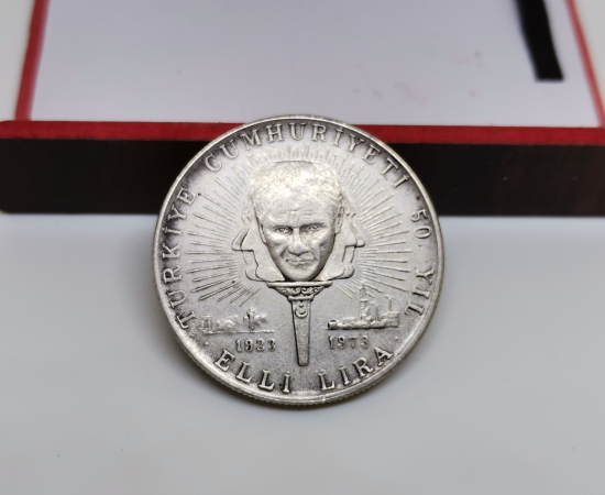 CUMHURİYETİMİZİN KURULUŞUNUN 50. YILI ANISINA BASILMIŞ GÜMÜŞ HATIRA PARA