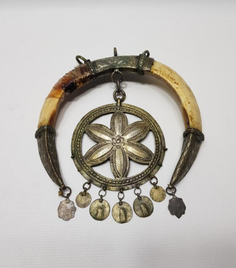 OSMANLI DÖNEMİ ŞAMAN İŞİ ÇOK NADİR AY YILDIZ FORMLU DOMUZ DİŞİ VE GÜMÜŞ AT SÜSÜ