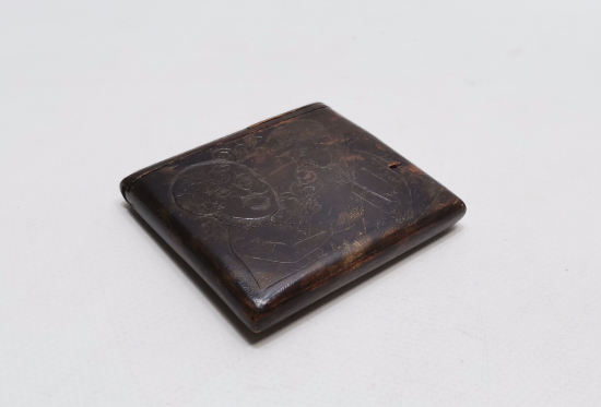 TAMAMI EL OYMA İŞÇİLİKLİ VE ÜZERİ YAZILI AHŞAP SİGARA TABAKASI