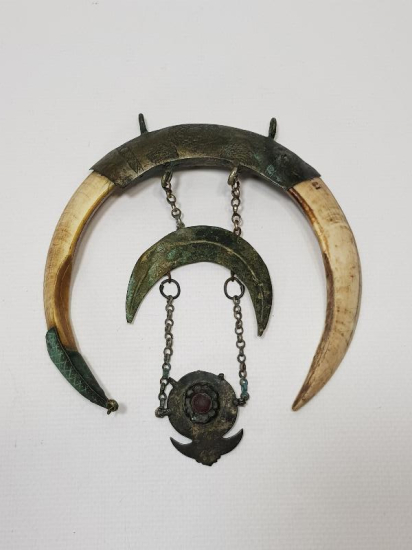 OSMANLI DÖNEMİ ŞAMAN İŞİ ÇOK NADİR HİLAL FORMLU DOMUZ DİŞİ VE GÜMÜŞ AT SÜSÜ