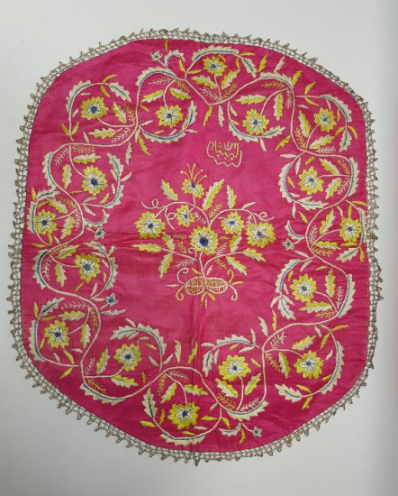 OSMANLI DÖNEMİ ÇİÇEK İŞLEMELİ MAŞALLAH YAZILI İPEK ÖRTÜ