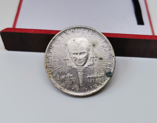 CUMHURİYETİMİZİN 50. YILI ANISINA BASILMIŞ GÜMÜŞ HATIRA PARA