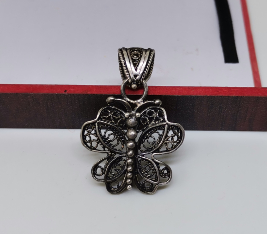 TELKARİ İŞÇİLİKLİ KELEBEK FORMUNDA YAPILMIŞ GÜMÜŞ KOLYE UCU