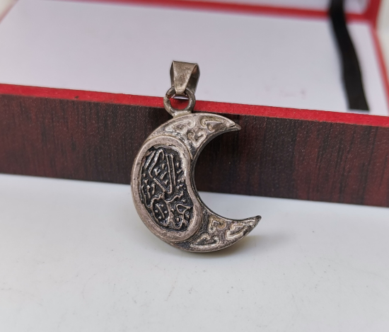 HİLAL FORMUNDA İÇİNDE DUASI İLE GÜMÜŞTEN MAMUL CEVŞEN-İ KEBİR