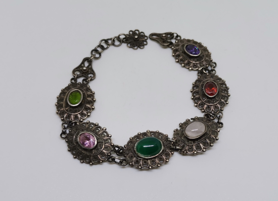 ÜZERLERİ RENKLİ DOĞAL TAŞLARLA SÜLÜ BEYPAZARI YAPIMI TELKARİ İŞÇİLİKLİ GÜMÜŞ BİLEKLİK