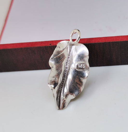 YAPRAK FORMUNDA YAPILMIŞ GÜMÜŞ KOLYE UCU