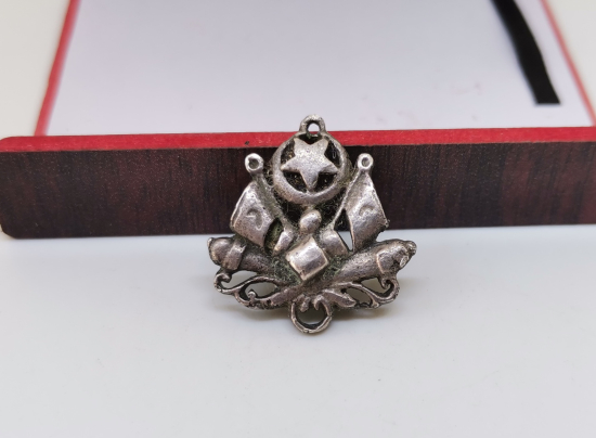 AY YILDIZLI VE MEŞRUTİYET SANCAKLI NADİR OSMANLI GÜMÜŞ KOLYE UCU