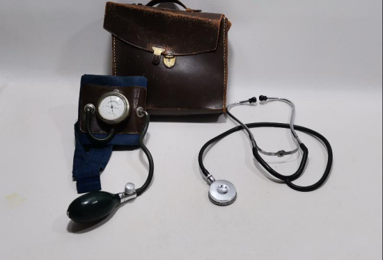 TIP TARİHİ: ORJİNAL DERİ KUTUSUNDA TANSİYON ALETİ VE STETESKOP