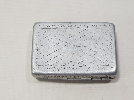 1. DÜNYA SAVAŞI ESİR OSMANLI ASKERİNİN YAPTIĞI ÜZERİNDE OSMANLICA BEYİT YAZILI ESARET YADİGARI TÜTÜN TABAKASI