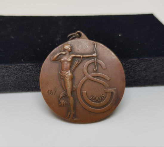 1930 İLK ÇEYREK ASIRDA KULÜBÜNE ŞAMPİYONLUK KAZANDIRAN GALATASARAY'LIYA MADALYA 