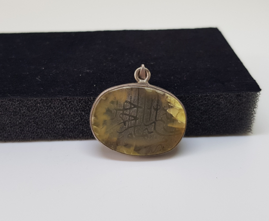 DOĞAL TAŞ ÜZERİ KABARTMA İŞÇİLİKLİ ÖZEL YAPIM ANTİKA GÜMÜŞ DUALI KOLYE UCU