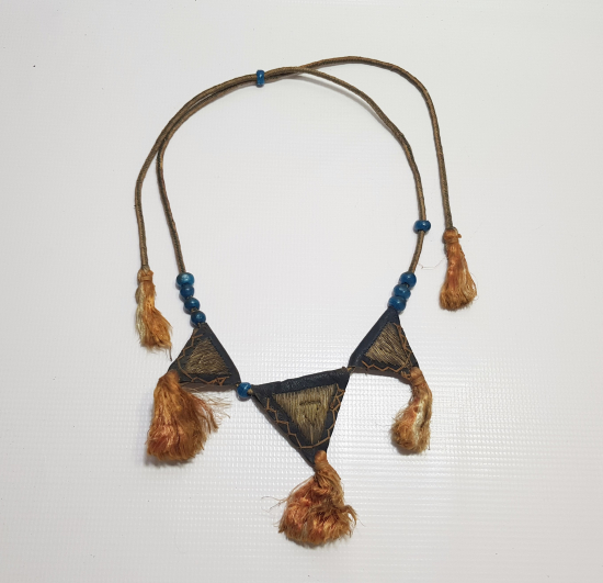 ÜZERİ GÜMÜŞ SIRMA İŞÇİLİKLİ VE NAZAR BONCUKLU ÇERKES İŞİ İPEK AT MUSKASI