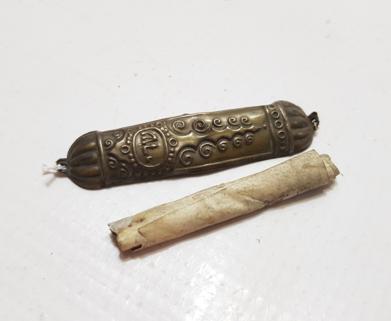 İÇERİSİNDE DERİ ÜZERİ EL YAZMA DUASI BULUNAN KABARTMA İŞÇİLİKLİ ORİJİNAL KABINDA OSMANLI DÖNEMİ ÇOK NADİR MUSEVİ MEZUZA