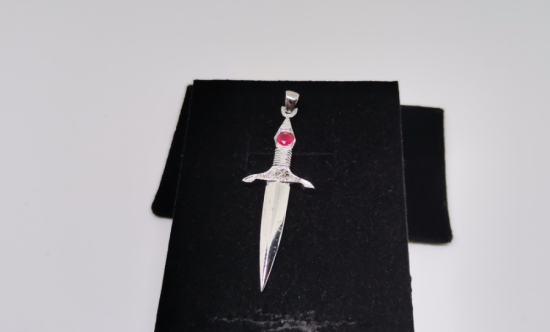 YAKUT VE PIRLANTA TAŞLI KILIÇ FORMLU KOLYE