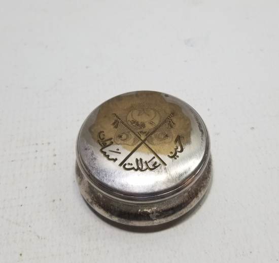 MEŞRUTİYET SANCAKLI VE OSMANLICA YAZILI OSMANLI DÖNEMİ ENFİYE KUTUSU