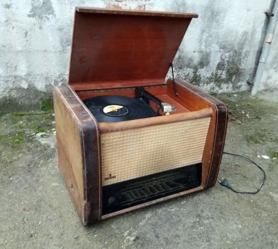 DEV BOYDA ANTİKA DEKORATİF RADYO PİKAP