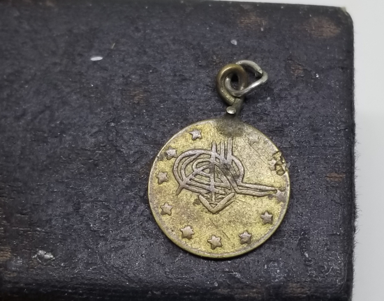 İLK KEZ GÖRÜLEN NADİR MEŞRUTİYET MADALYASI