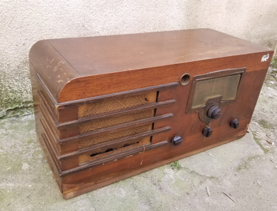 NADİR FORMDA ANTİKA AHŞAP KASA RADYO