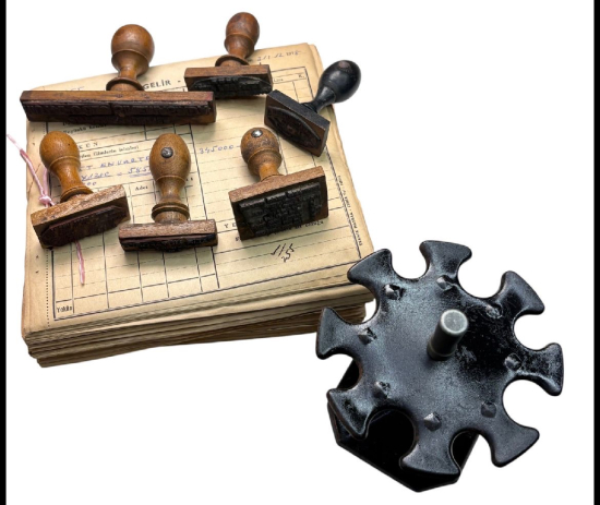 İZMİR MUTAFOĞLU SİNEMASINA AİT MÜHÜR VE GELİR GİDER EVRAKLARINDAN OLUŞAN LOT  - İZMİR SİNEMA TARİHİ