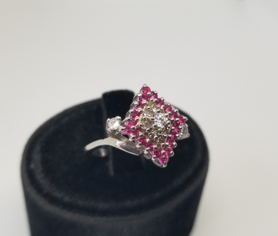 PIRLANTA VE YAKUT TAŞLI DİK KARE MODEL YÜZÜK