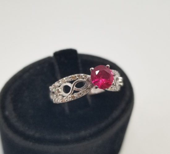 PIRLANTA VE YAKUT TAŞLI TEKTAŞ MODEL YÜZÜK