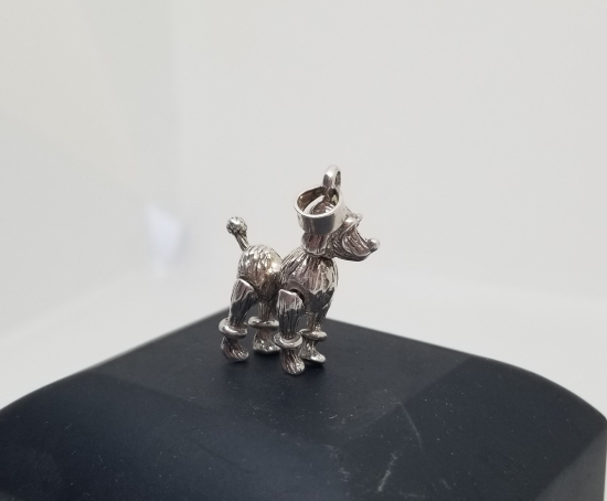 ÖZEL YAPIM KABARTMA İŞÇİLİKLİ KÖPEK FORMLU KOLYE UCU